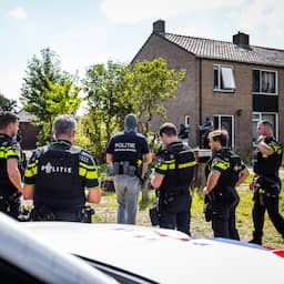Teruglezen Overasselt | Politie krijgt steun van ME tijdens onderzoek in omgeving