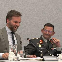 Video | Staatssecretaris Boswijk krijgt briefje tijdens debat: 'Graag korter houden'