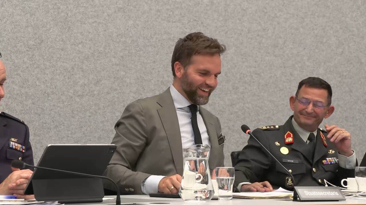 Foto bij Video | Staatssecretaris Boswijk krijgt briefje tijdens debat: 'Graag korter houden'