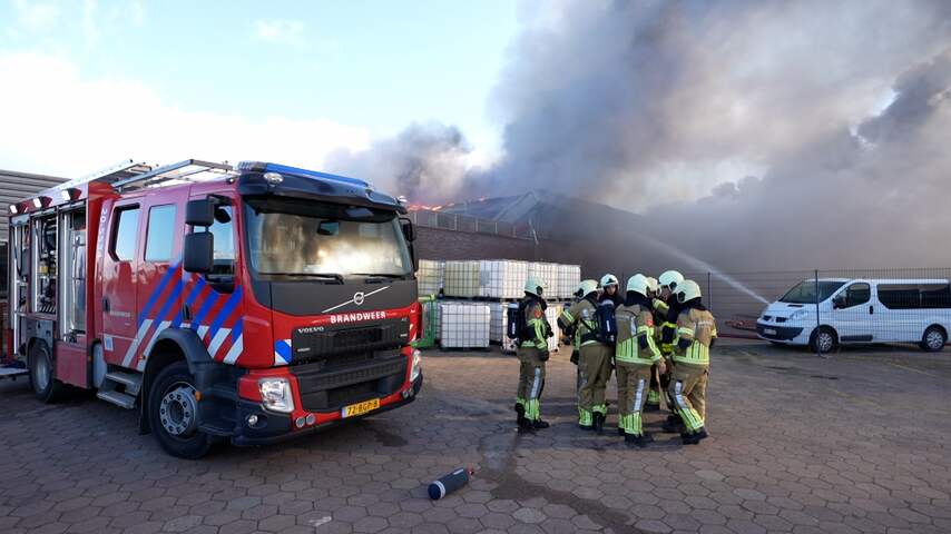 Brandweer bestrijdt vlammenzee in woning Werkendam