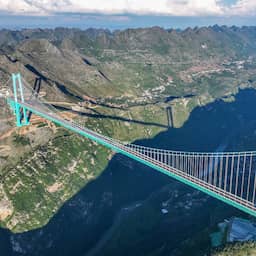 Video | Hoogste brug ter wereld in China heeft glazen lift naar koffiecafé