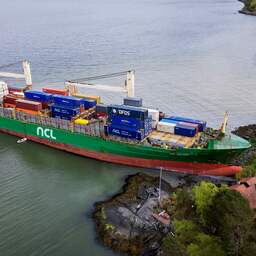 Slapende Noor merkt niet op dat enorm vrachtschip bijna zijn huis ramt