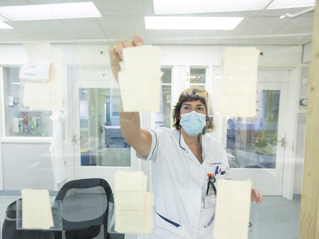 FNV vreest ontslag voor duizend zorgmedewerkers met langdurige covid