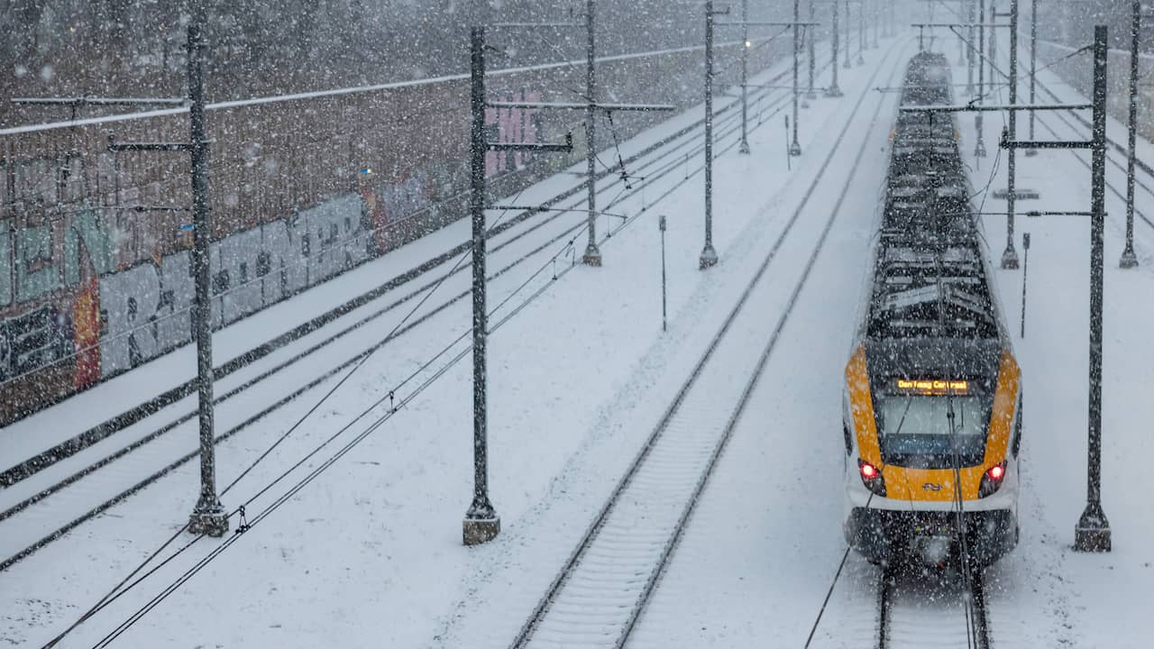 Live sneeuw | Wegen in Friesland onbegaanbaar, geen treinen van en naar Amsterdam CS