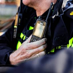 Zwartrijder mishandelt 82-jarige vrouw die hem probeert tegen te houden