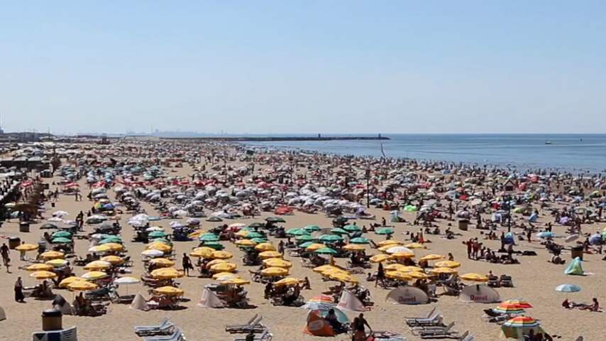 Volle parkeerplaatsen en drukte op strand in Scheveningen