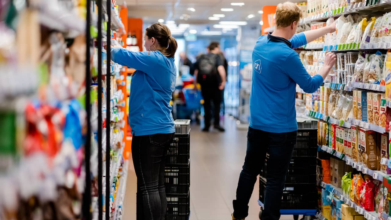 Vakkenvullers zijn schaars en dus hoor je steeds vaker Engels in de supermarkt | Economie | NU.nl