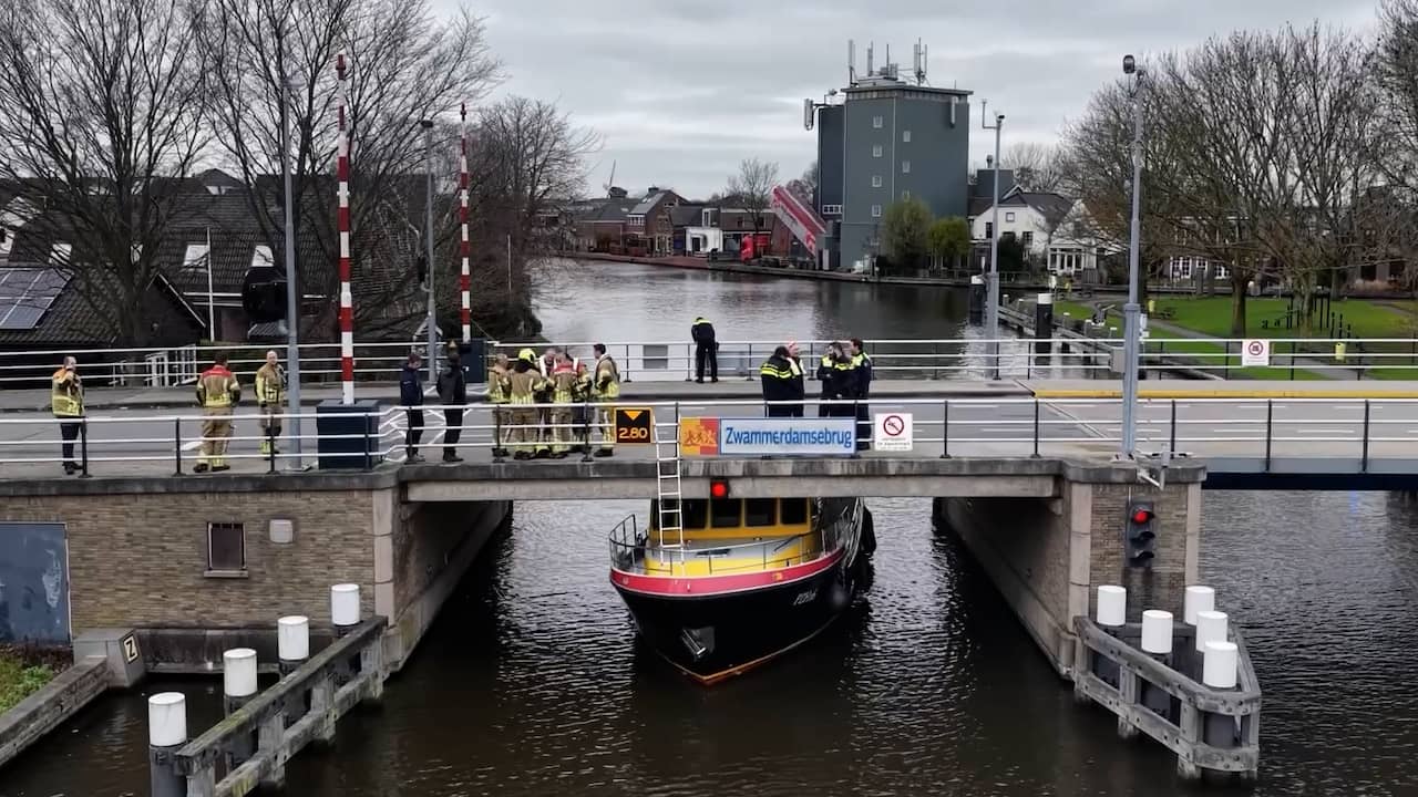 Video | Drone filmt patrouilleschip dat vastzit onder brug in Zwammerdam