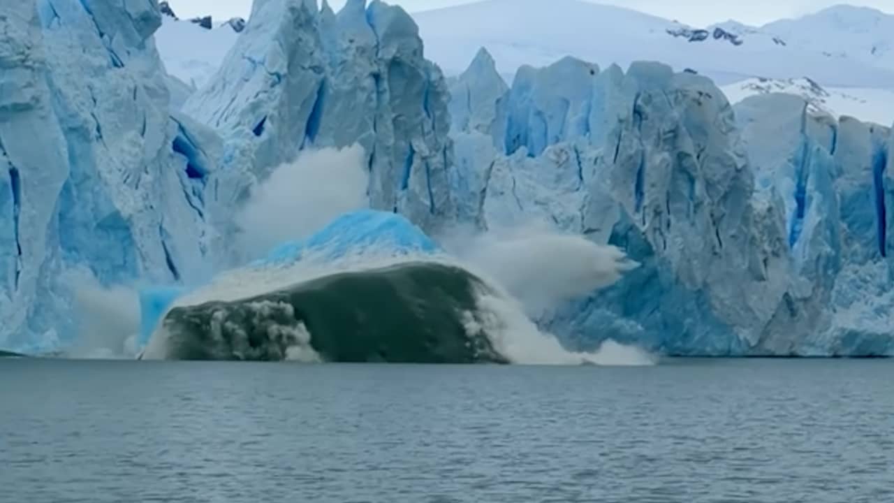 Foto bij Video | Flink stuk van Argentijnse gletsjer stort met harde klap in meer