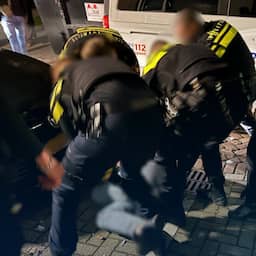 Rotterdammer probeert politiehond te wurgen nadat deur was geforceerd