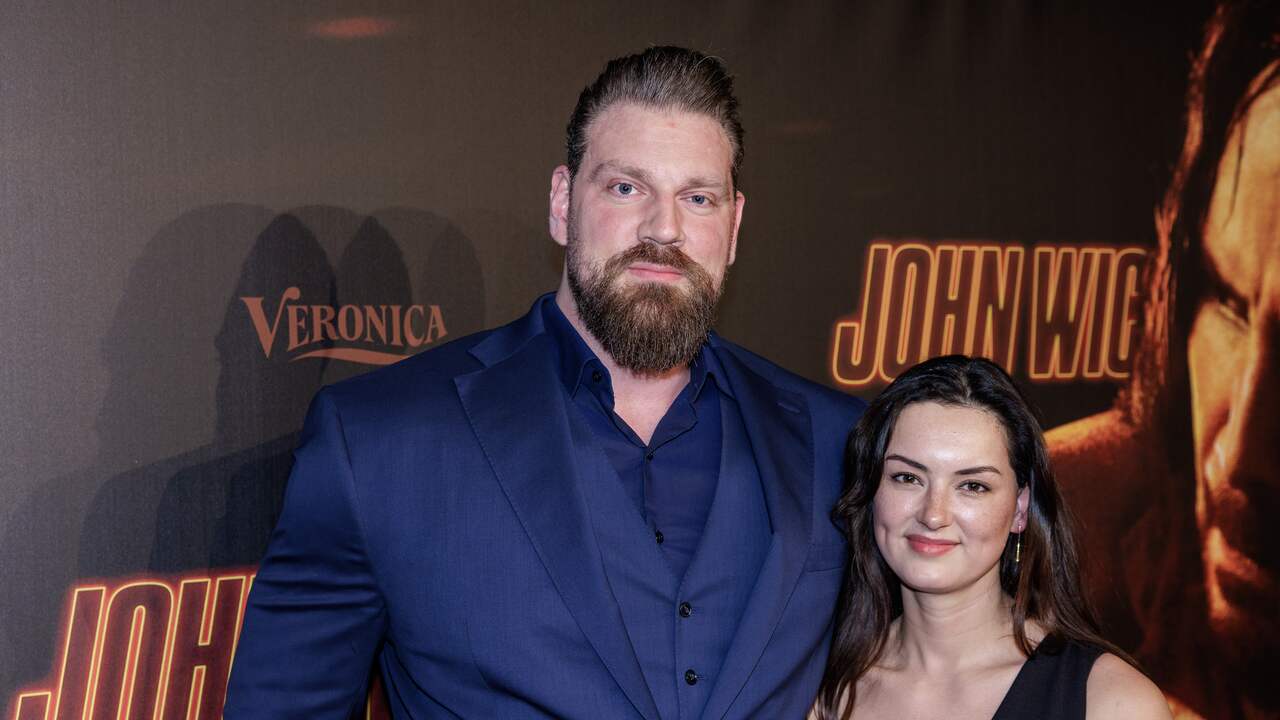 Foto bij 'Dutch Giant' Olivier Richters na vier keer uitstel eindelijk getrouwd met Desiree
