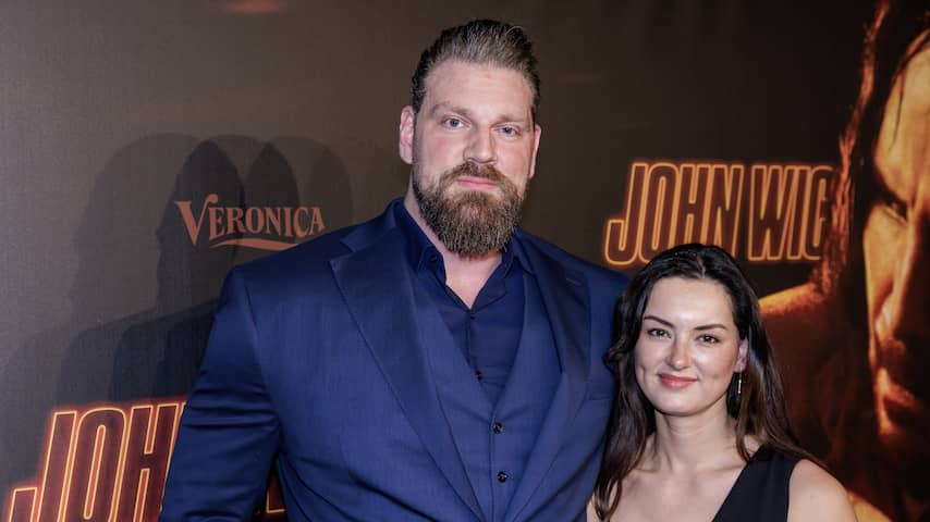 Dutch Giant' Olivier Richters na vier keer uitstel eindelijk getrouwd met  Desiree | Achterklap | NU.nl