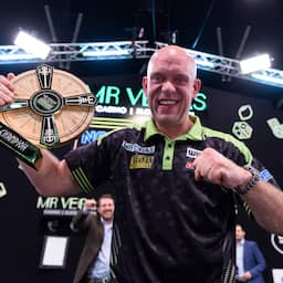 Van Gerwen stuurt 'Elvis Presley' weg en verovert titel op Nordic Darts Masters