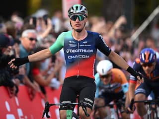 Kooij sprint naar zege in Duitsland, prachtig eerbetoon bij afscheid Quintana