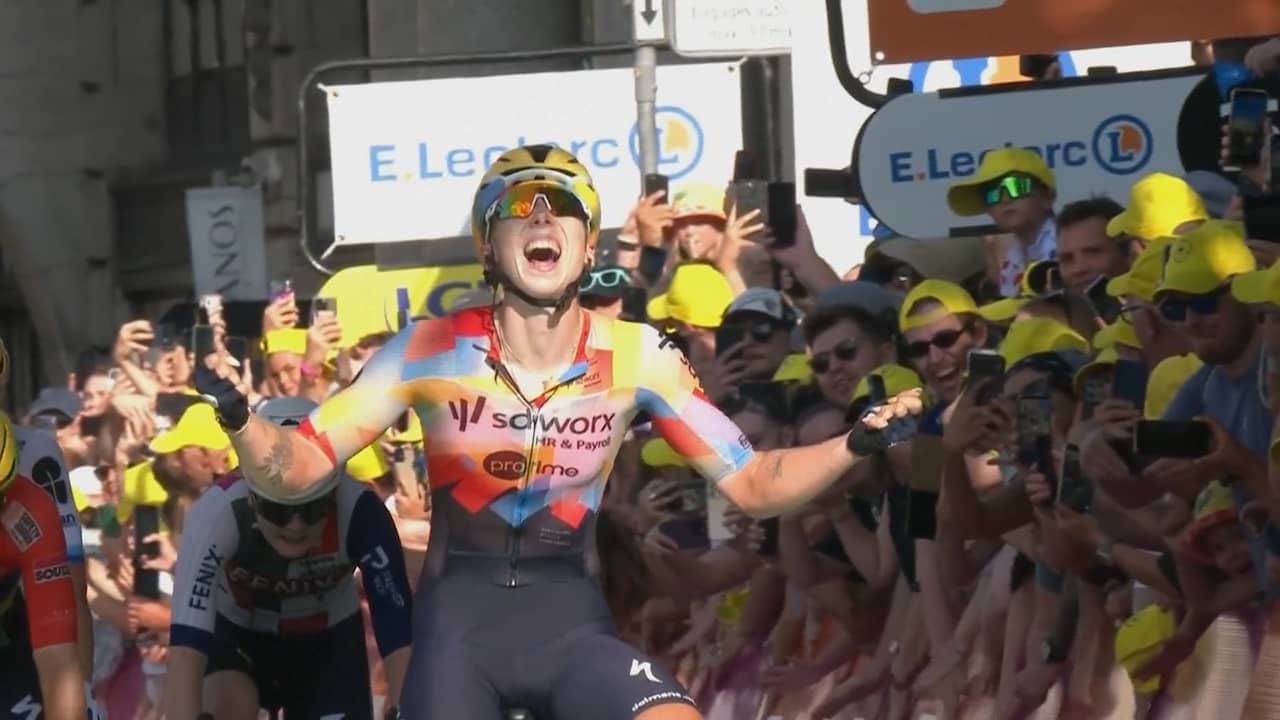 Wiebes oppermachtig in sprint en pakt gele trui in Tour de Femmes