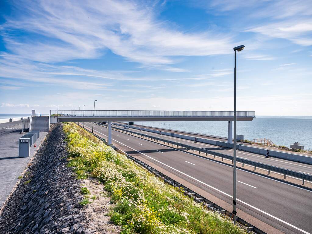 Afsluitdijk in beide richtingen dicht na dodelijk ongeluk met vrachtwagen