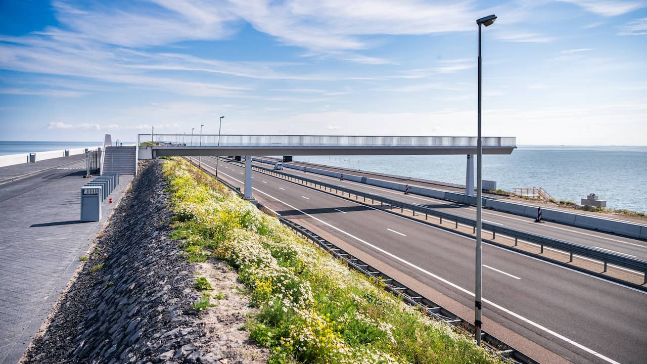 Afsluitdijk in beide richtingen dicht na dodelijk ongeluk met vrachtwagen