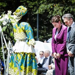 In beeld | Honderden mensen herdenken slavernijverleden in snikheet Amsterdam