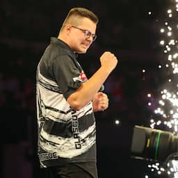 Van Veen overleeft bijzondere negendarter in Premier League, Van Gerwen klaar