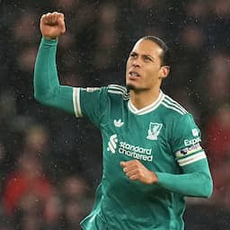Van Dijk pakt record bij Liverpool dankzij beslissende kopgoal: 'Goede stap'
