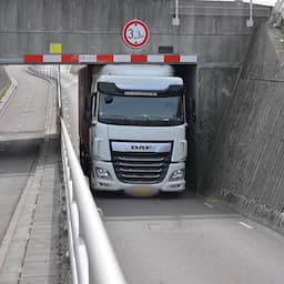 Video | Vrachtwagen zit klem onder viaduct en blokkeert weg bij Moordrecht