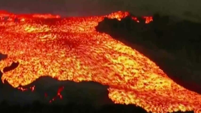 Rivier van lava stroomt razendsnel over La Palma