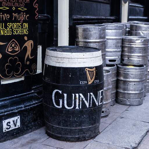 Illustratie bij: Dieven in Engeland gaan ervandoor met achthonderd vaten Guinness-bier