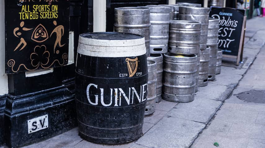 Dieven in Engeland gaan ervandoor met achthonderd vaten Guinness-bier