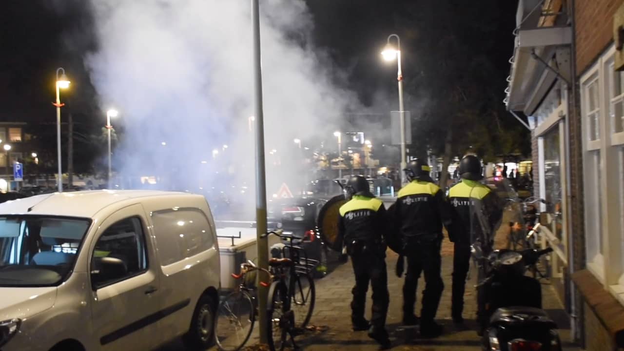 Video | Politie deinst terug voor vuurwerk in Haagse wijk Duindorp