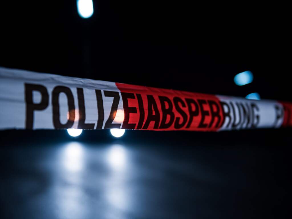 De politie ontving rond 21.30 uur een melding van het incident. De drie slachtoffers werden gevonden naast enkele geparkeerde auto's.