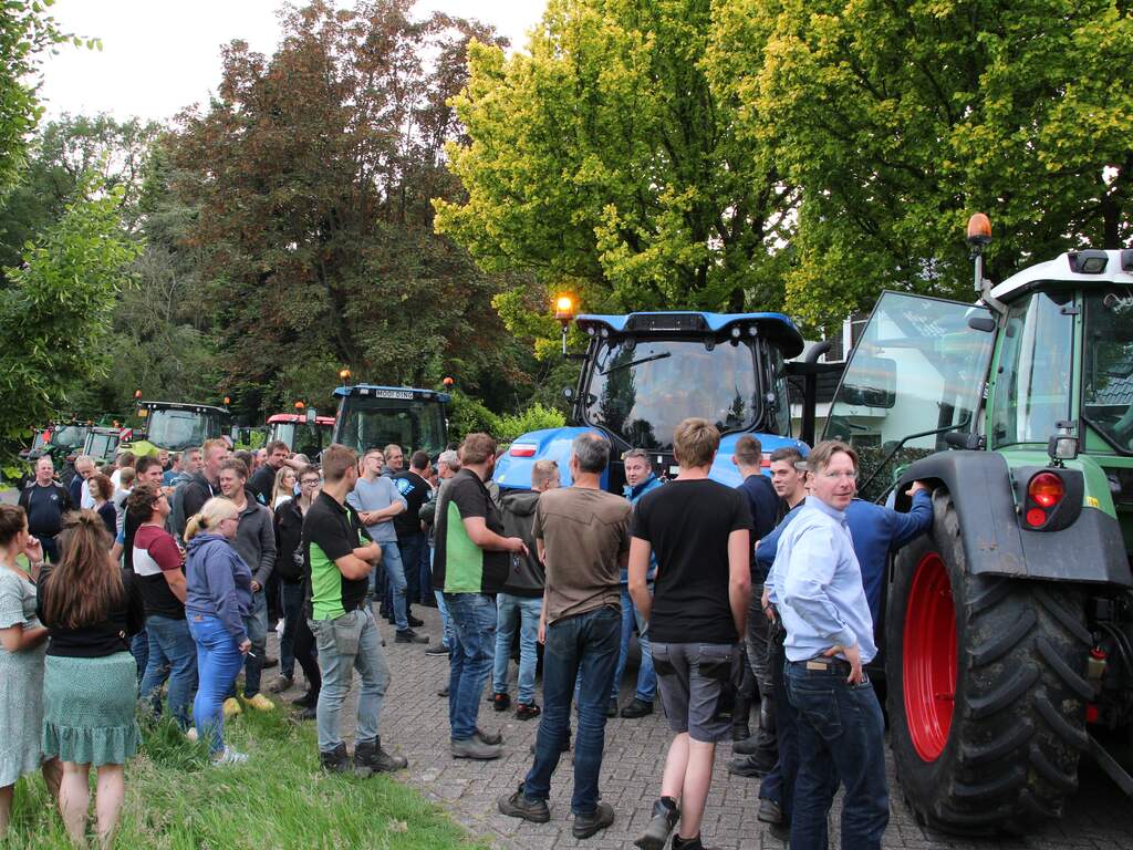 Boeren protesteren bij huis minister Van der Wal tegen stikstofplannen