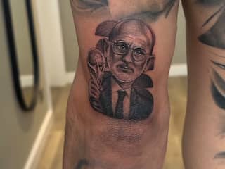 Cucurella komt belofte na en zet tatoeage van bondscoach na wereldtitel Spanje