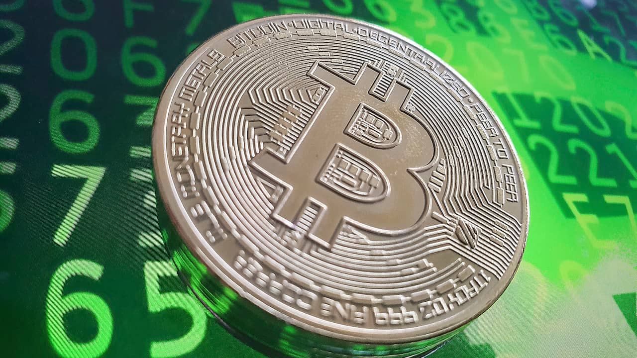 Bitcoin duikt weer omlaag: grootste waardedaling in een maand tijd |  Economie | NU.nl
