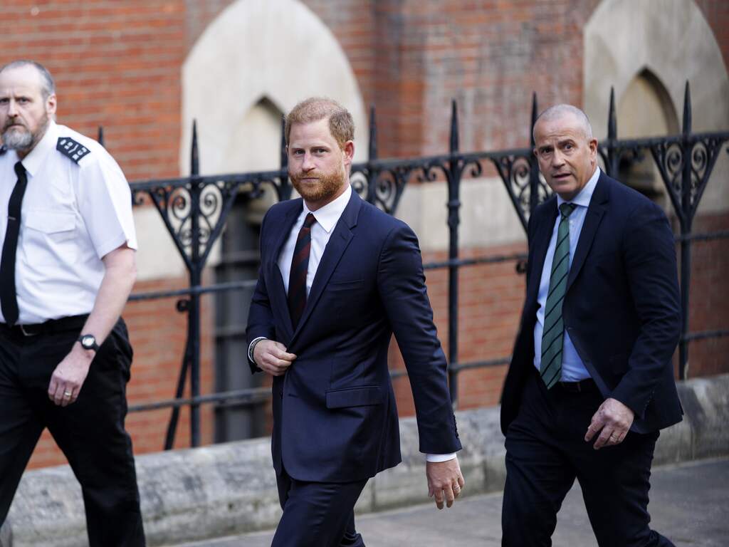 Koning Charles 'praat nu niet' met Harry, maar prins wil graag verzoening