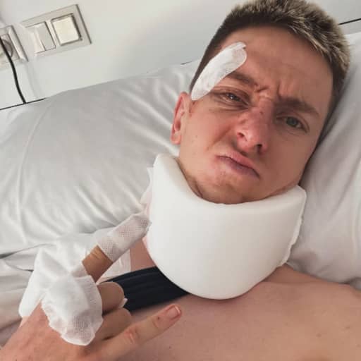 Pogacar deelt ziekenhuisfoto met nekbrace na zware val in Vuelta: 'Staying alive'