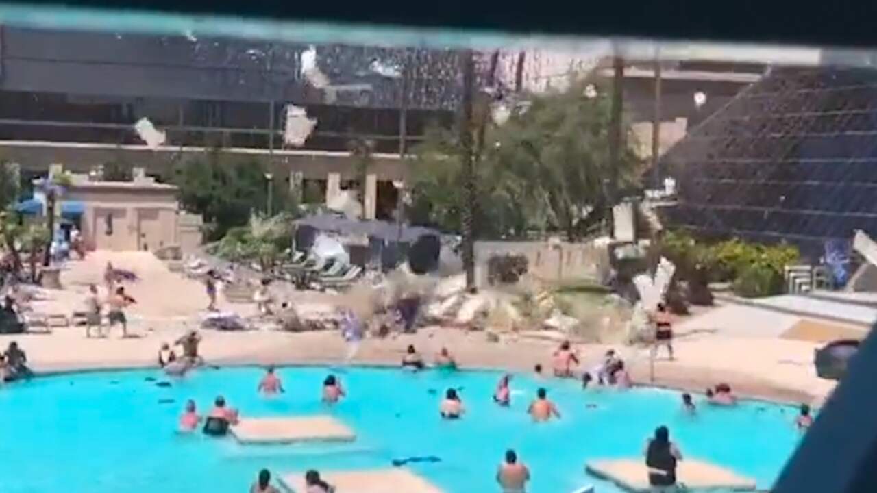 Stofhoos Spullen vliegen in het rond door stofhoos bij zwembad in Las Vegas | NU.nl