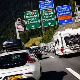 Urenlange files in Europa, vakantiegangers staan drie uur stil voor Gotthardtunnel