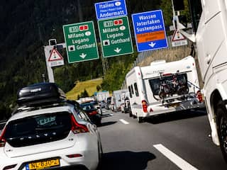 Urenlange files in Europa, vakantiegangers staan drie uur stil voor Gotthardtunnel