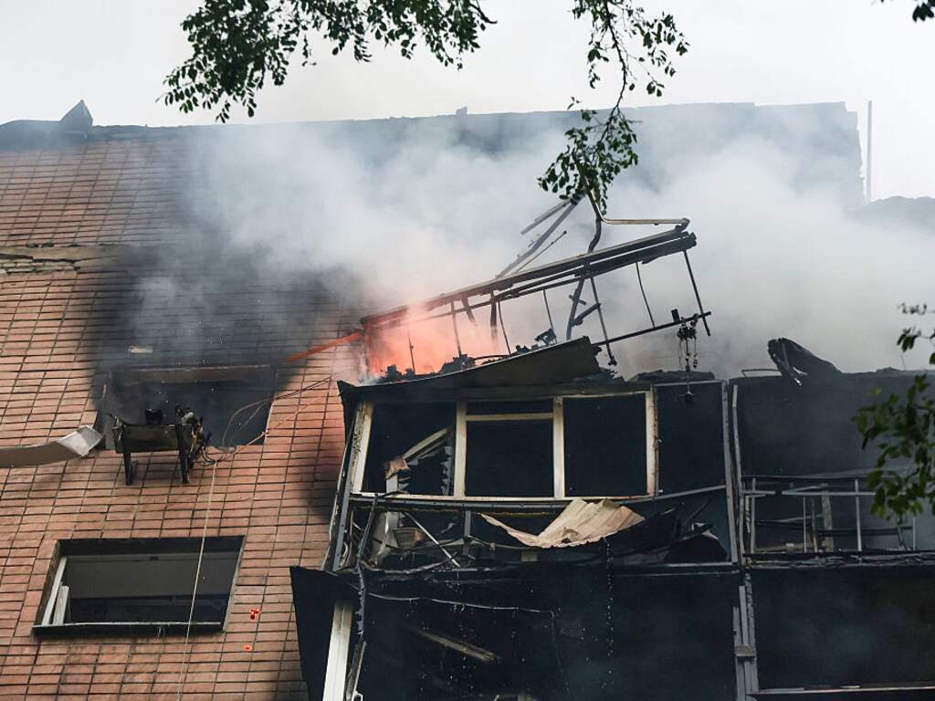 Dode en veertig gewonden door nieuwe Russische aanval op Kharkiv