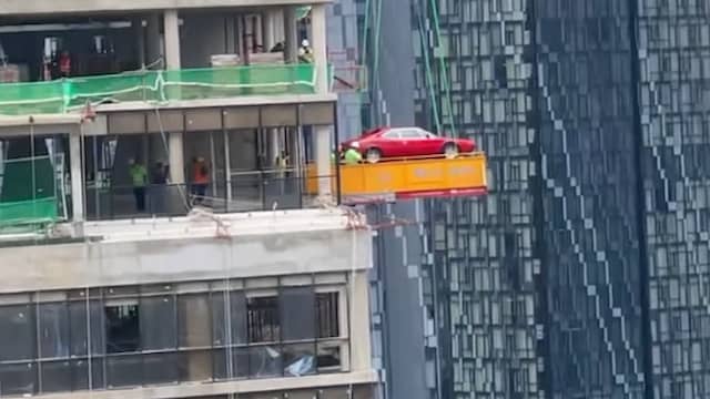 Oude Ferrari wordt naar 29e verdieping getakeld in Maleisië