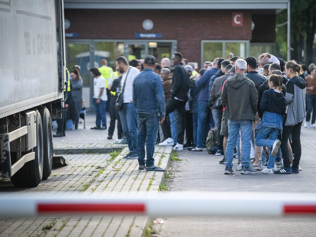 75 asielzoekers moeten ondanks noodtenten op stoelen slapen in Ter Apel