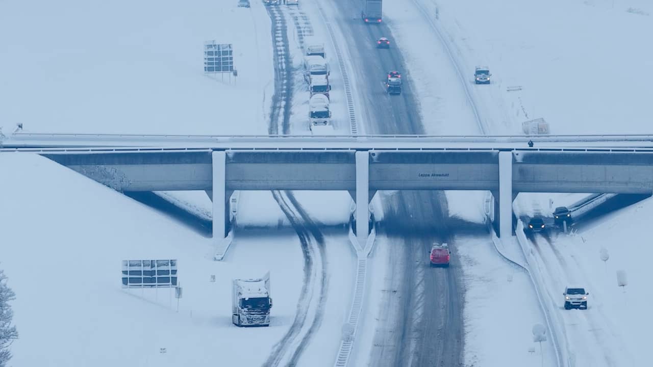 Video | Vrachtwagens komen helling onder aquaduct niet op