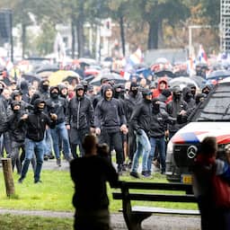 Ruim dertig arrestaties en twee agenten gewond bij rellen in Den Haag