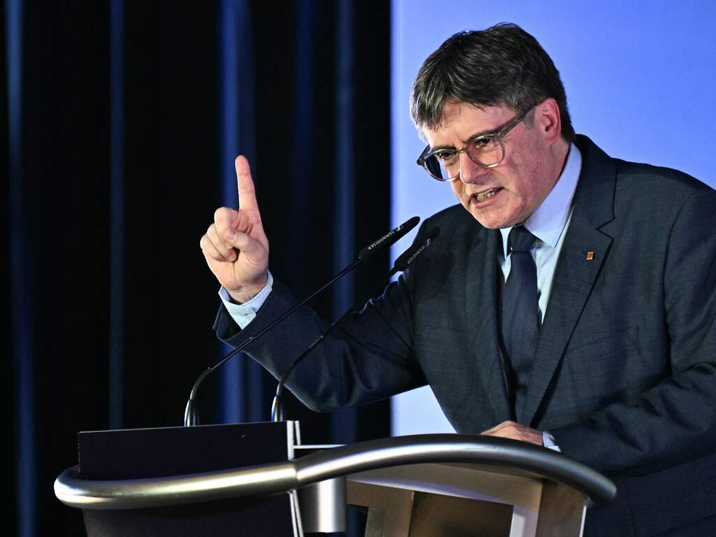 Gevluchte Catalaanse oud-premier Puigdemont stelt zich herkiesbaar