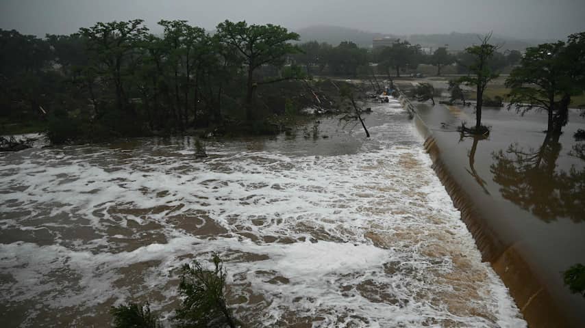 Verwoestende overstromingen zetten Texas onder water en eisen 32 levens | Buitenland | NU.nl