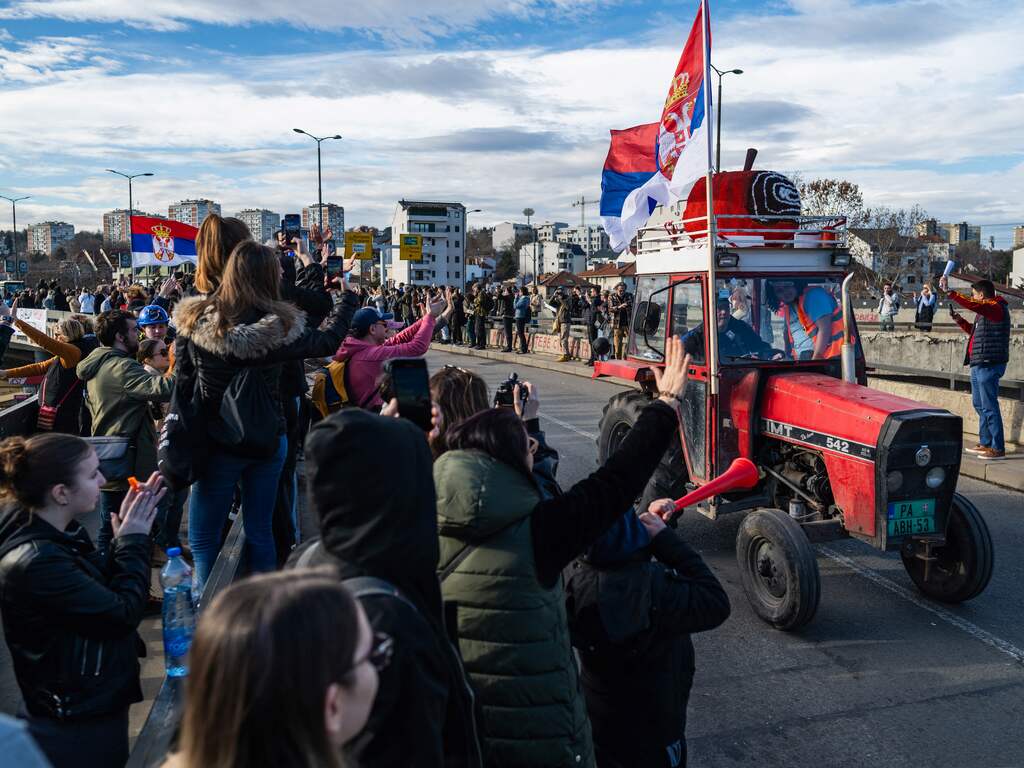 Servische premier treedt af na massale protesten over ingestort station
