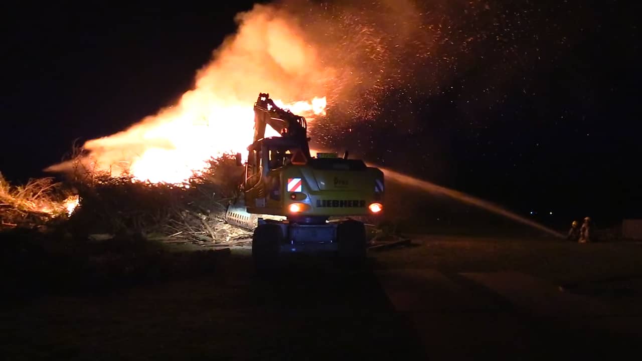 Video | Brandweer blust alsnog aangestoken vreugdevuur op Texel