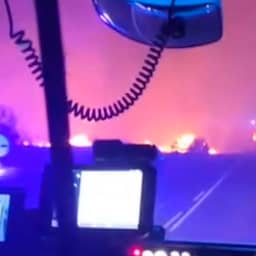 Video | Spaanse brandweer rijdt bosbrand tegemoet bij Madrid
