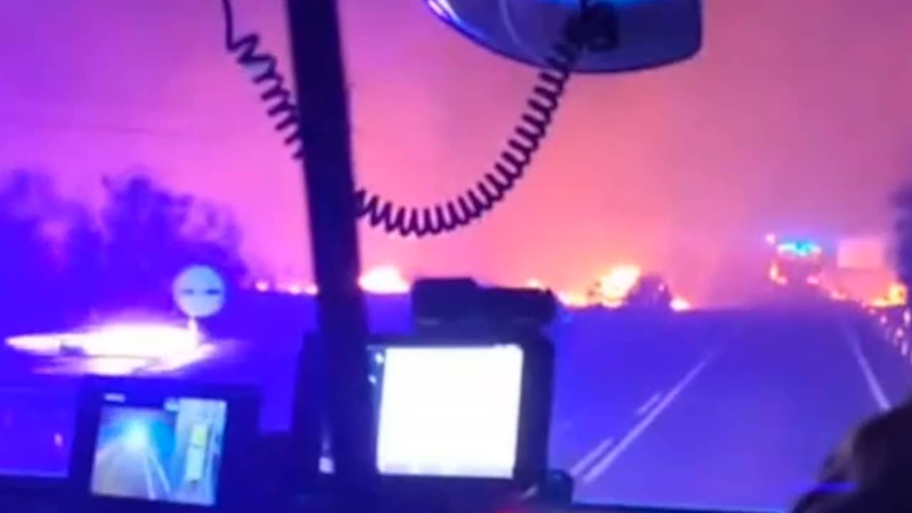 Spaanse brandweer rijdt hevige bosbrand tegemoet bij Madrid