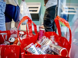 Kans op geldprijzen moet mensen verleiden meer statiegeldflessen in te leveren